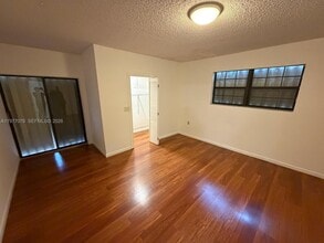 1585 W 53rd St in Hialeah, FL - Building Photo - Building Photo