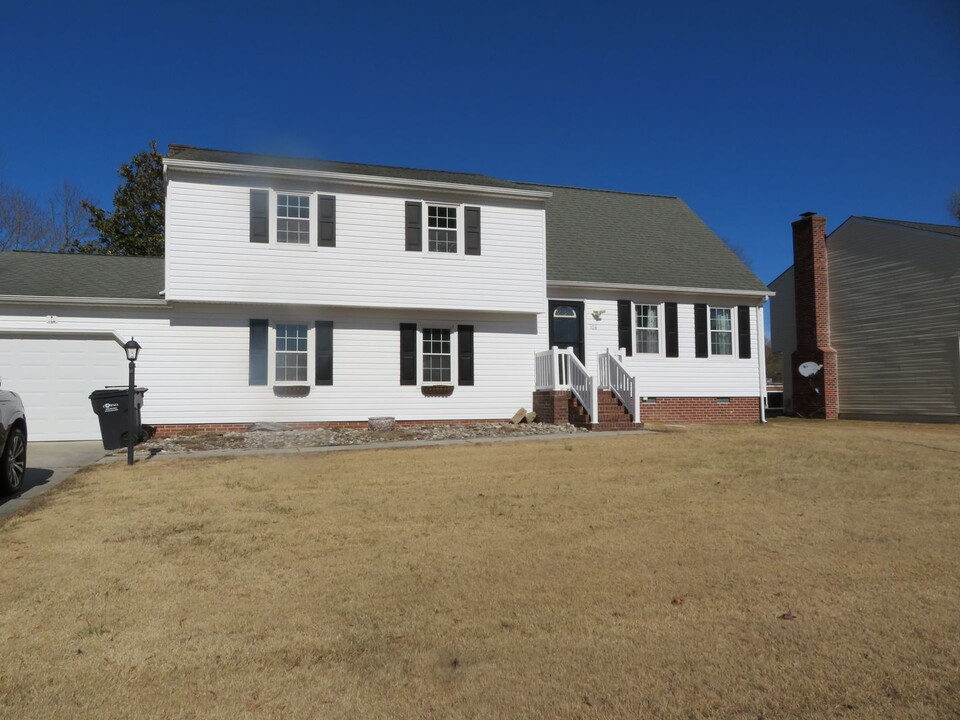 108 Conjurers Dr in Colonial Heights, VA - Building Photo