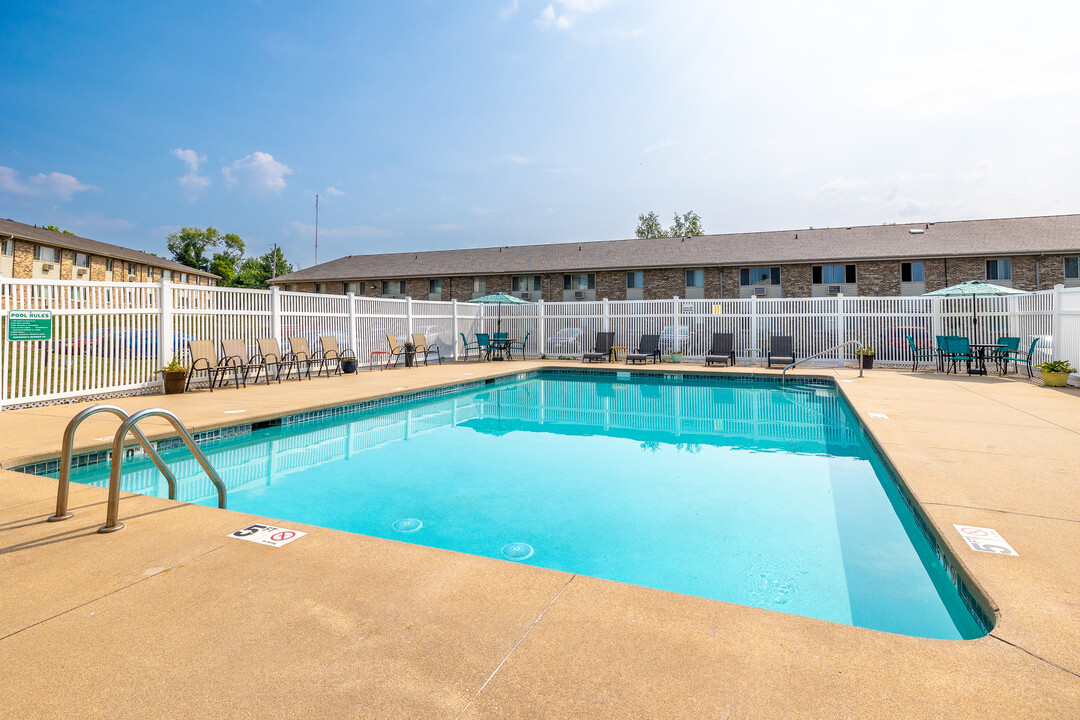 Wildwood Pool Apartments in Cedar Rapids, IA - Foto de edificio