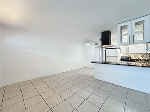 11705 3rd St E, Unit 6 in Treasure Island, FL - Foto de edificio - Building Photo