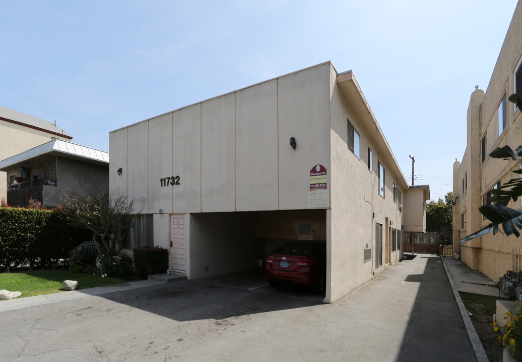 11732 Avon Way in Los Angeles, CA - Building Photo