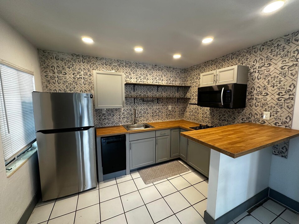 1418 SW 27th St in Fort Lauderdale, FL - Building Photo
