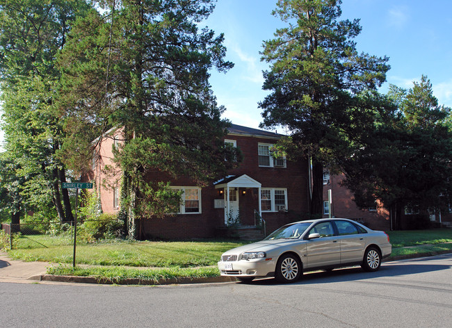 303 Shirley St in Falls Church, VA - Foto de edificio - Building Photo