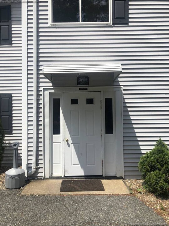89 Plympton St, Unit 1 in Middleboro, MA - Foto de edificio