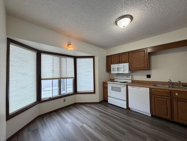 1302 Sunset St in Iowa City, IA - Building Photo - Building Photo