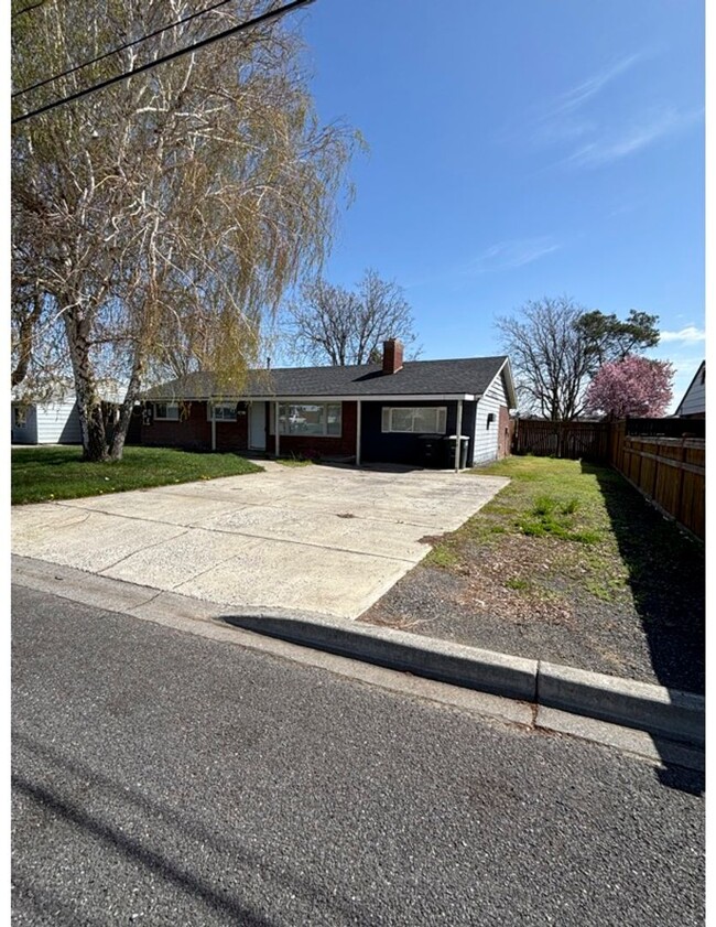 2121 W Lakeside Dr in Moses Lake, WA - Foto de edificio - Building Photo