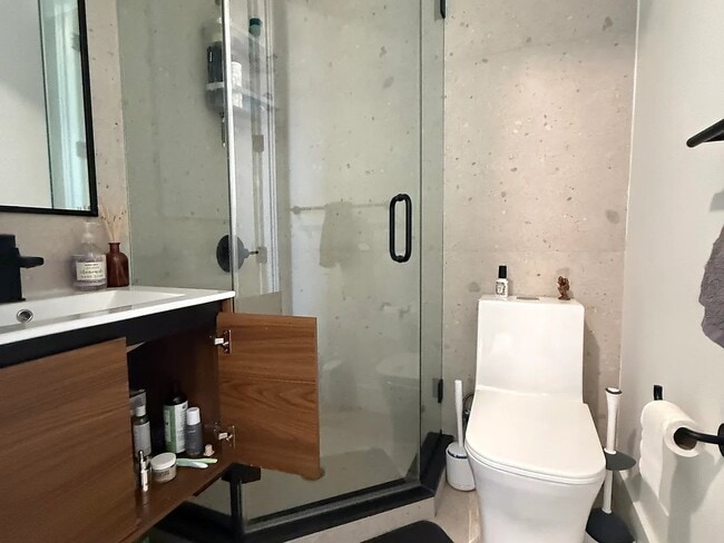 75 McGuinness Blvd, Unit 75 Mcguinness - 2 Bedroom in Brooklyn, NY - Building Photo - Building Photo