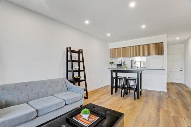 555 Maine Ave in Long Beach, CA - Foto de edificio - Building Photo