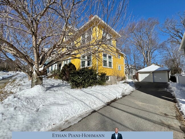 11 Flint Rd, Unit 1 in Watertown, MA - Foto de edificio - Building Photo