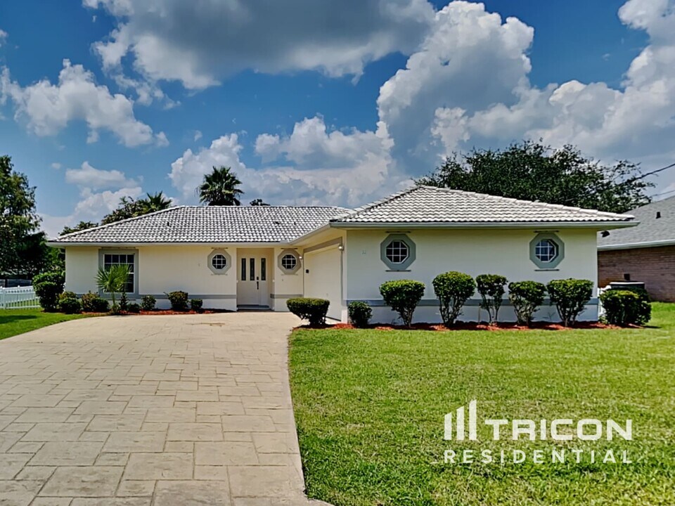 32 Freeland Ln in Palm Coast, FL - Building Photo