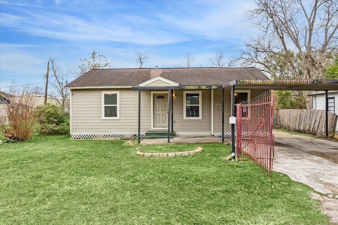 5126 Higgins St in Houston, TX - Building Photo