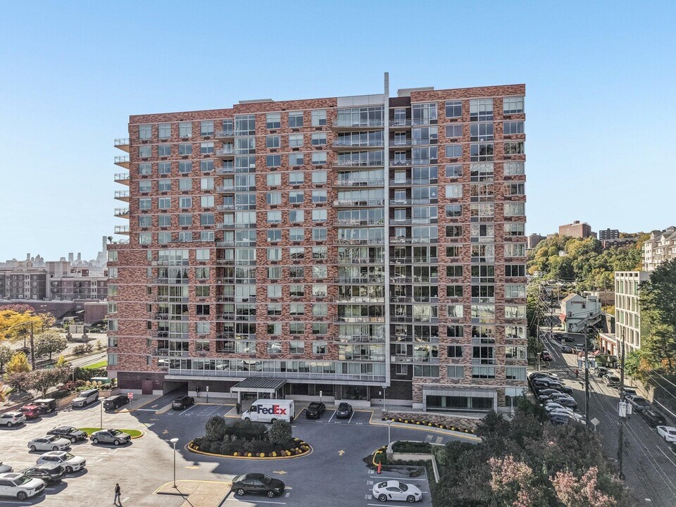 915 Hudson Park in Edgewater, NJ - Building Photo