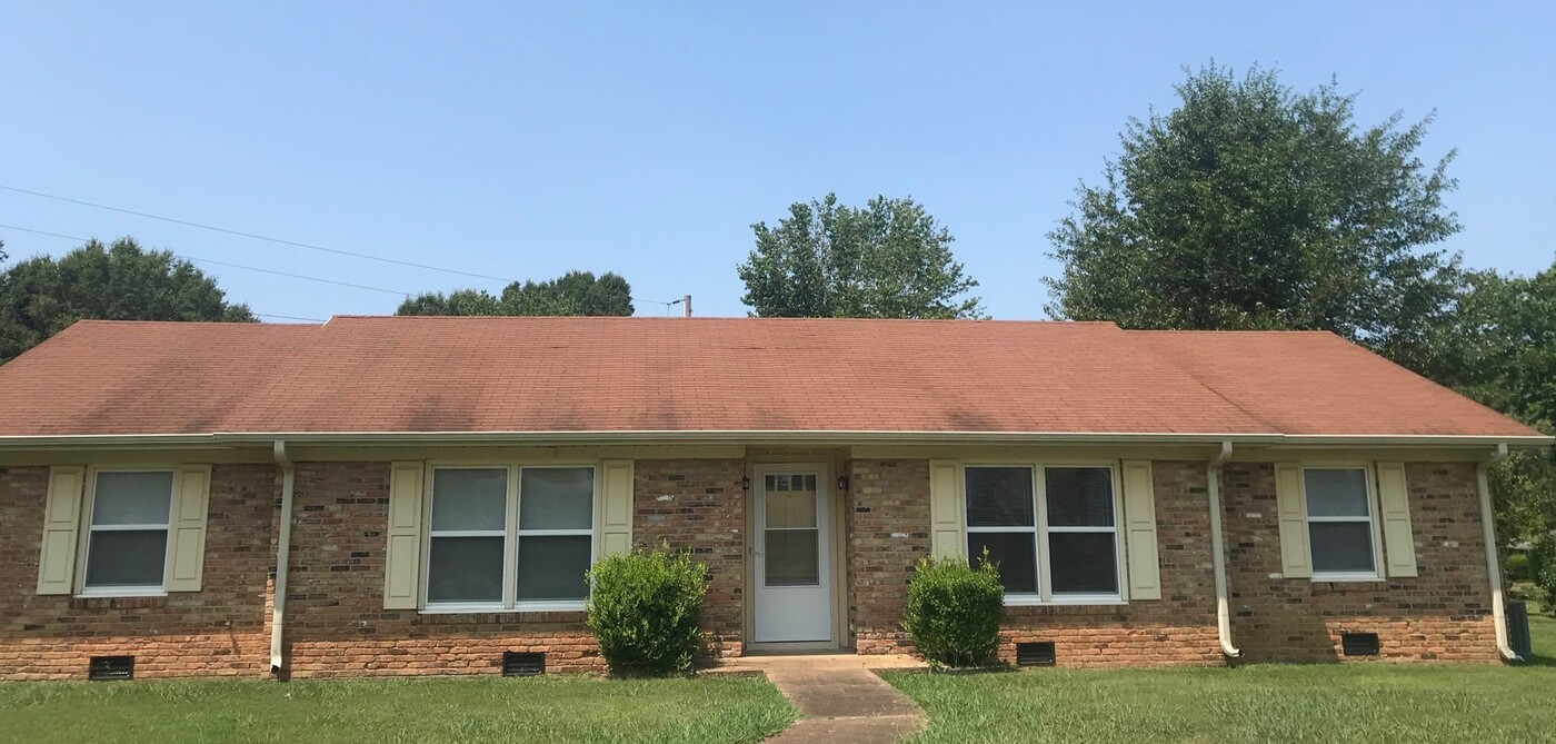 1941 Greenbrier Rd in Florence, AL - Building Photo