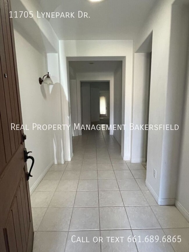 11705 Lynepark Dr in Bakersfield, CA - Building Photo - Building Photo