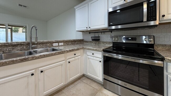 7211 Merlot Sienna Ave in Gibsonton, FL - Building Photo - Building Photo