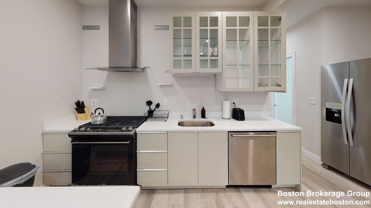 23 Newport St, Unit 1 in Boston, MA - Foto de edificio