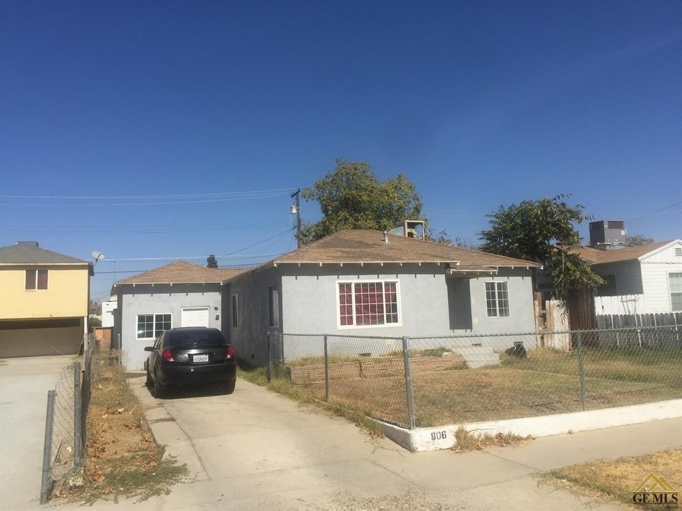 806 Washington Ave in Bakersfield, CA - Building Photo