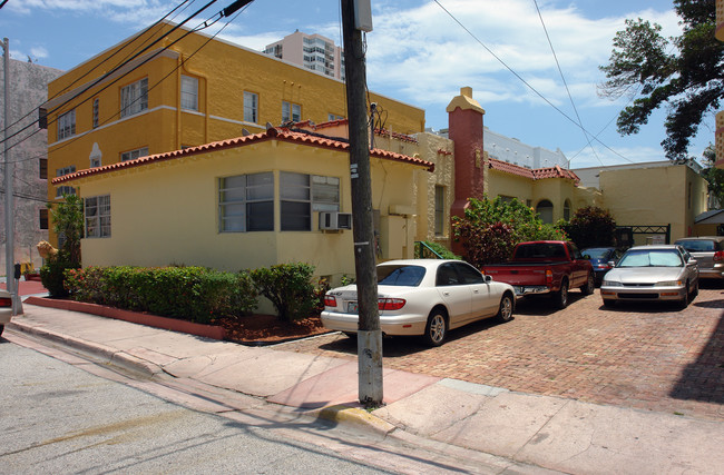 230 28th St in Miami Beach, FL - Foto de edificio - Building Photo