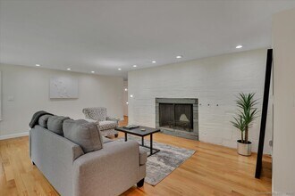 11 W Ridge Dr in West Hartford, CT - Building Photo - Building Photo