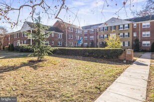 6715 W Wakefield Dr, Unit A1 in Alexandria, VA - Building Photo
