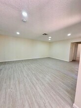 8076 Ambach Way in Hypoluxo, FL - Foto de edificio - Building Photo