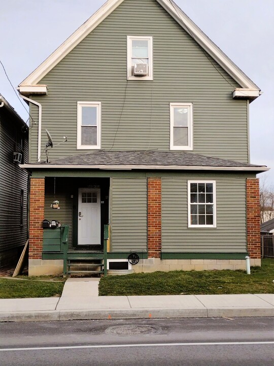 212 N 3rd St, Unit Apt B - Basement in Youngwood, PA - Foto de edificio