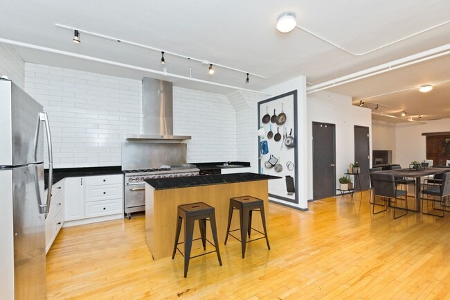 2011 W Division St in Chicago, IL - Foto de edificio - Building Photo