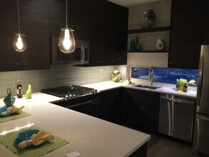 4143 California Ave SW, Unit B in Seattle, WA - Foto de edificio - Building Photo