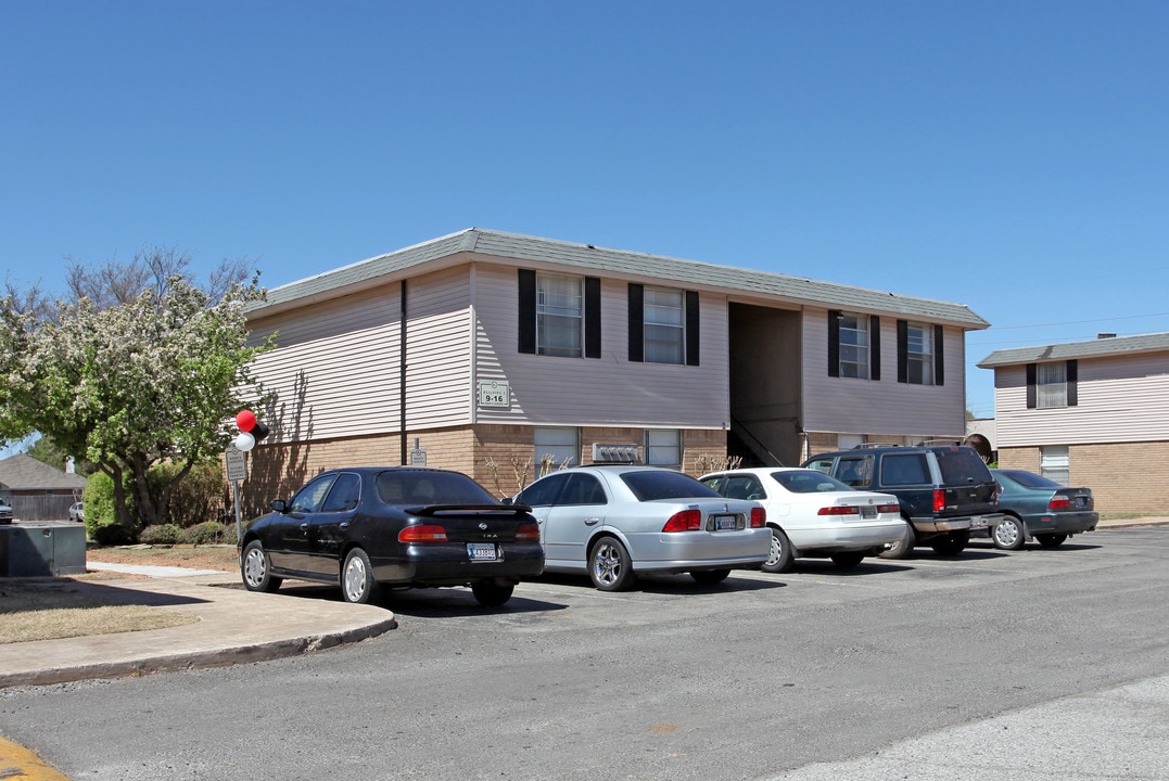 Reeds Landing Apartments in Edmond, OK - Building Photo