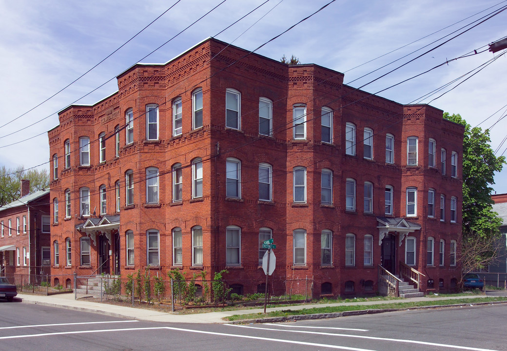 37-39 School St in Chicopee, MA - Foto de edificio