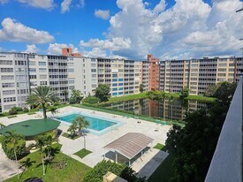 1780 NE 191st St, Unit 6082 in Miami, FL - Building Photo