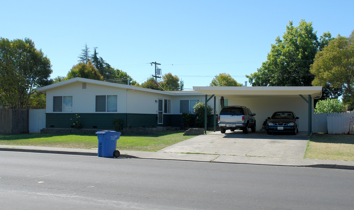 73 Arlen Dr in Rohnert Park, CA - Foto de edificio