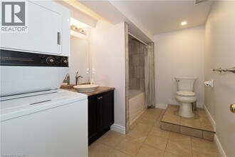 129 Hazelglen Dr in Kitchener, ON - Building Photo - Building Photo