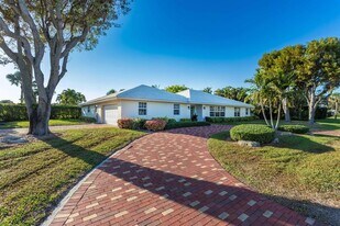 835 Canary Walk in Delray Beach, FL - Building Photo