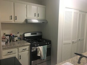 561 Emory Oaks Way, Unit 561 Emory Oaks in Decatur, GA - Foto de edificio - Building Photo