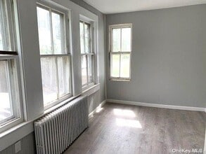 75 Foster Ave in Sayville, NY - Foto de edificio - Building Photo