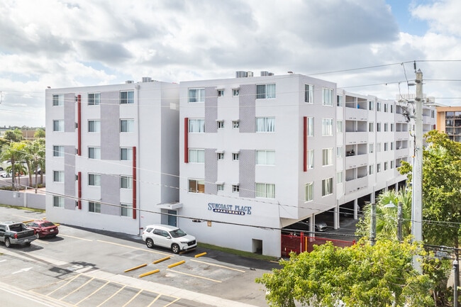 Suncoast Place Apartments in North Miami Beach, FL - Foto de edificio - Building Photo
