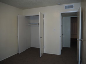 Diamond Plaza Apartments in Fresno, CA - Building Photo - Building Photo