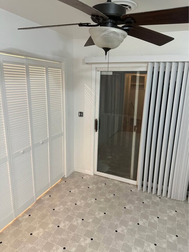 212 Logan St in Valparaiso, IN - Foto de edificio - Building Photo