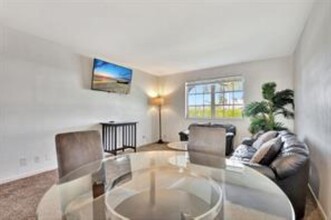 1801 NE 62nd St, Unit 205 in Fort Lauderdale, FL - Foto de edificio - Building Photo