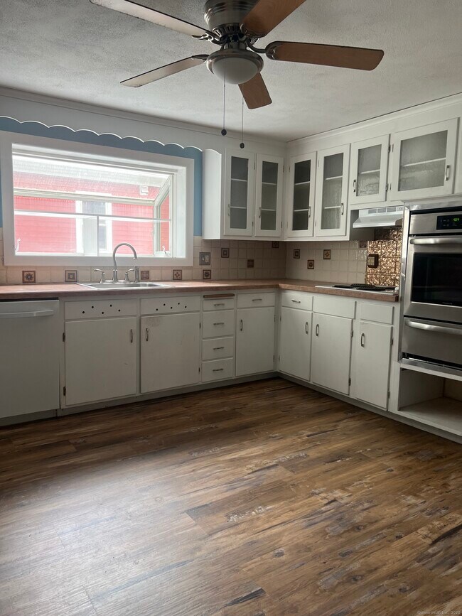 104 Vera St in West Hartford, CT - Building Photo - Building Photo