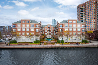 Pier House I Condominiums in Jersey City, NJ - Building Photo - Building Photo