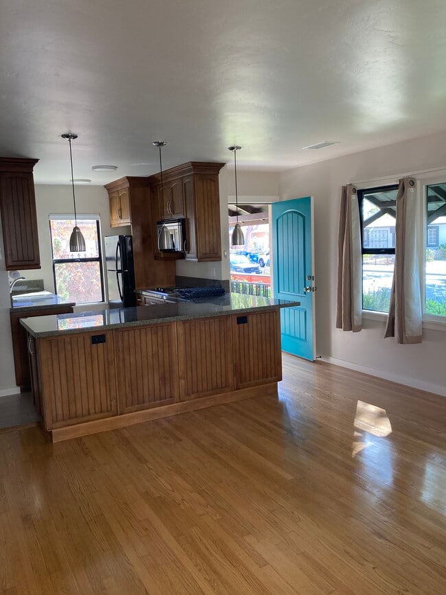 3240 Lewis Ave, Unit 1 Bedroom Duplex in Signal Hill, CA - Building Photo - Building Photo