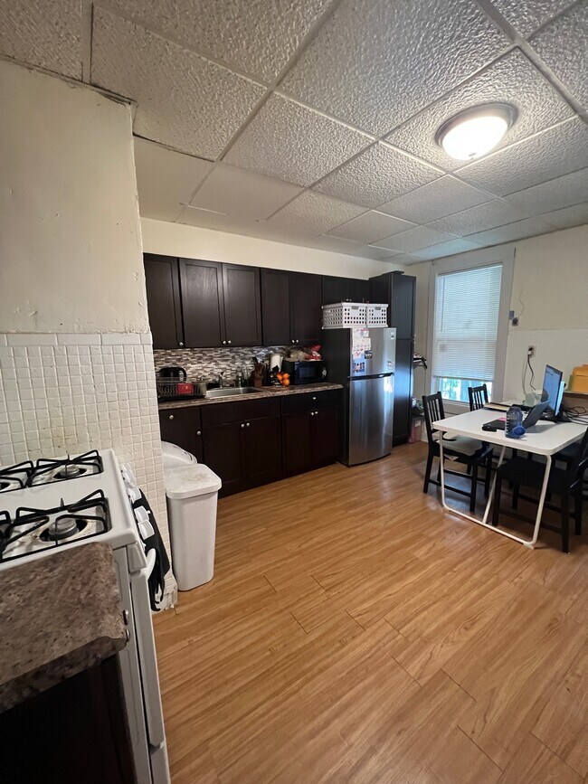 48 Brooks St, Unit 2 in Boston, MA - Foto de edificio - Building Photo