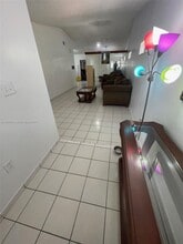 10399 NW 127th St in Hialeah Gardens, FL - Foto de edificio - Building Photo
