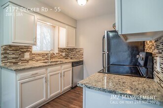 2177 Decker Rd in Walled Lake, MI - Foto de edificio - Building Photo