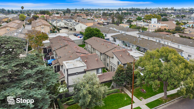 Arline Villas in Lakewood, CA - Building Photo - Building Photo