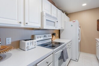 92 Emerald Bay Dr in Lake Ozark, MO - Building Photo - Building Photo