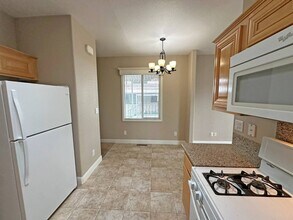 1221 E Cypress Ave in Redding, CA - Building Photo - Building Photo