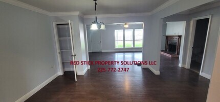 15335 7 Pines Ave in Baton Rouge, LA - Foto de edificio - Building Photo